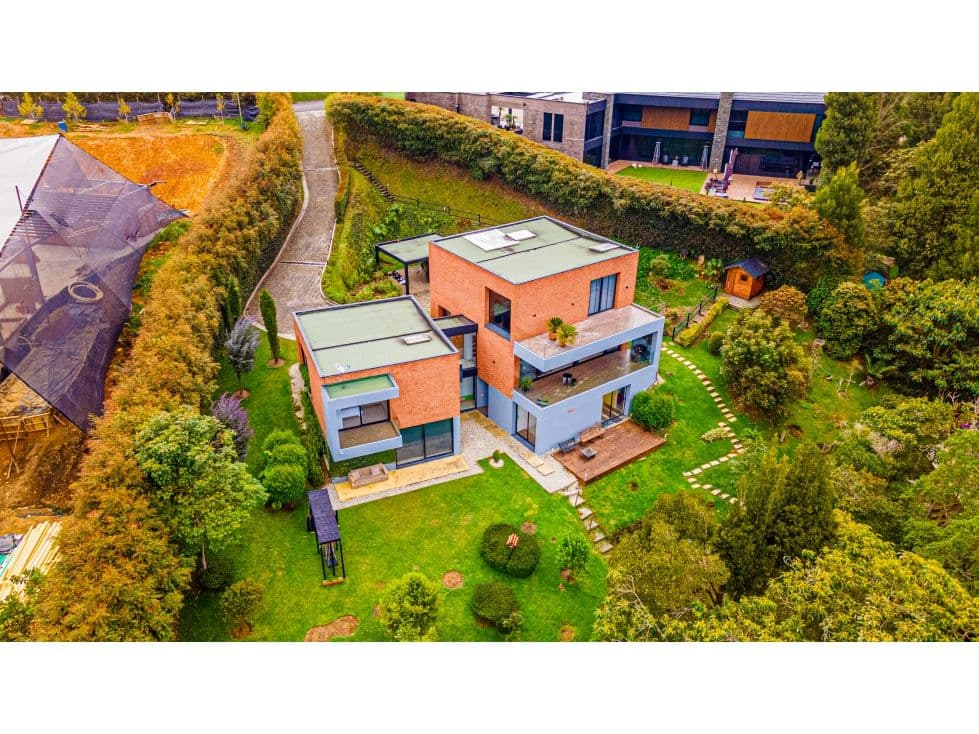 FOR SALE: HOUSE IN THE MIDST OF NATURE IN A PRIVATE DEVELOPMENT